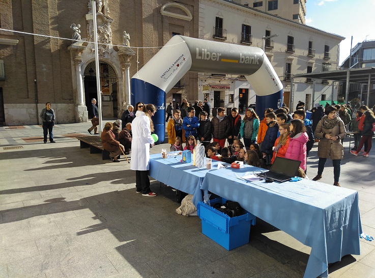 La Semana de la Ciencia se trasladó ayer a la plaza del Jardinillo en Guadalajara