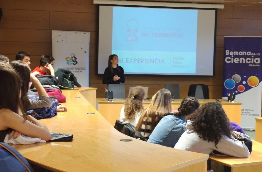 Ayer 4 de noviembre arrancó la Semana de la Ciencia en Albacete con la charla de la Dra. Estefanía Artiago “La vida de una investigadora: Mi experiencia personal”
