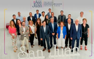 Foto de familia de los galardonados en los Premios San Juan 2022 de FEDA